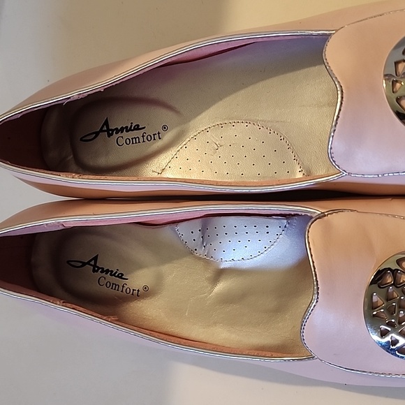 Arnia or Annia brand of cushioned flats. Size 11 WW.  Silver accents/pale pink - Picture 7 of 8